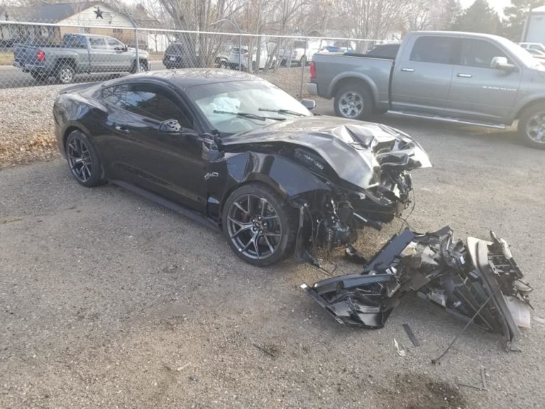 Pracownik wziął Mustanga GT na jazdę testową i go