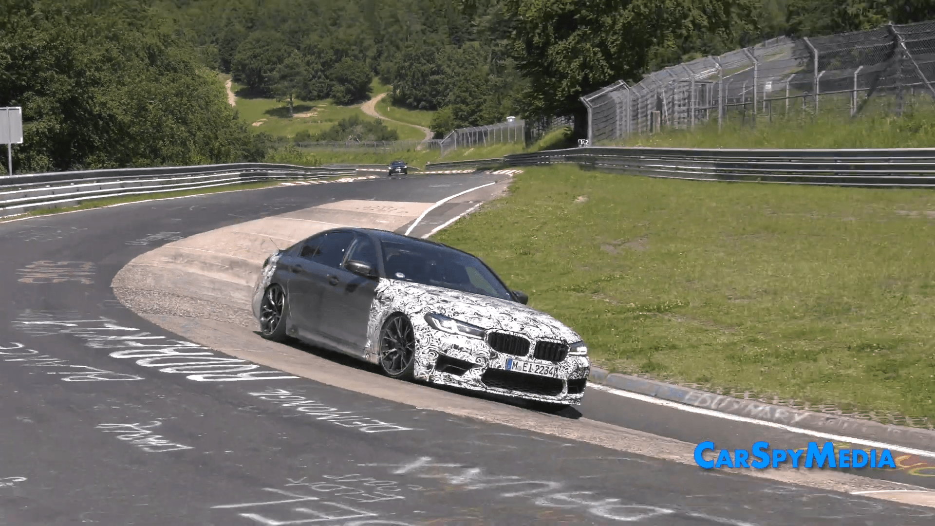 BMW M5 CS - torowa zabawka w torowym środowisku z dużym spoilerem