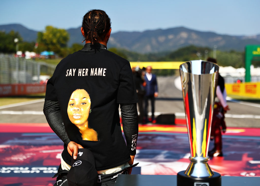 FIA bada sprawę kontrowersyjnej koszulki Lewisa Hamiltona
