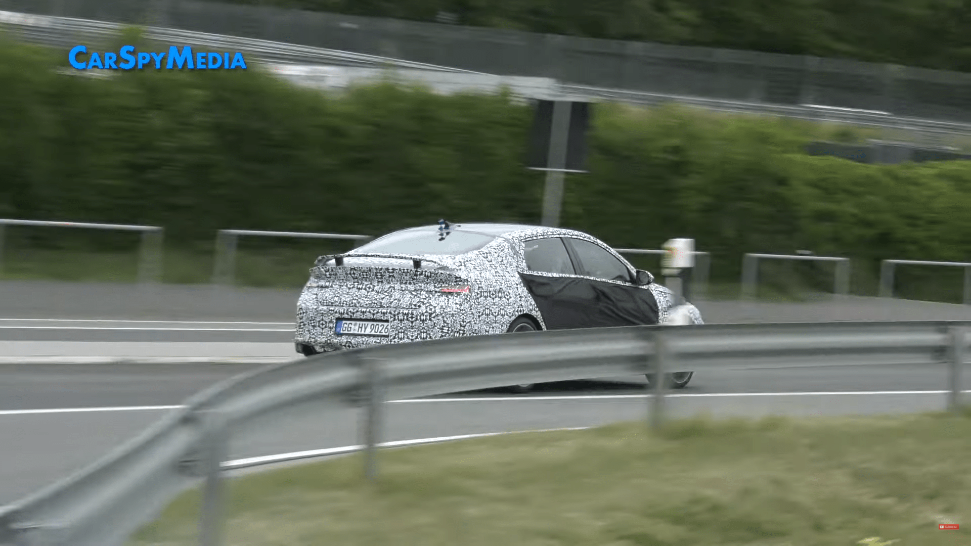 Hyundai Elantra N 2021 jeździ po drogach wokół toru
