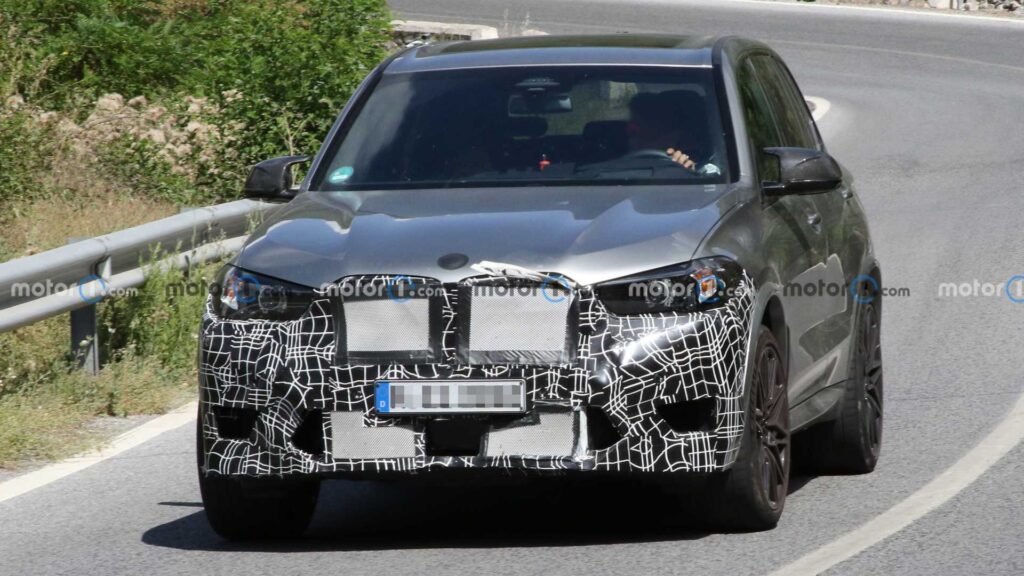 BMW X5 M po liftingu zauważone podczas testów na drodze – idą delikatne zmiany