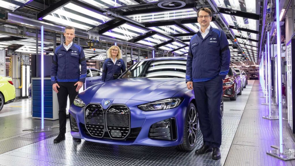 Pierwsze seryjnie wyprodukowane BMW i4 opuszcza taśmę produkcyjną