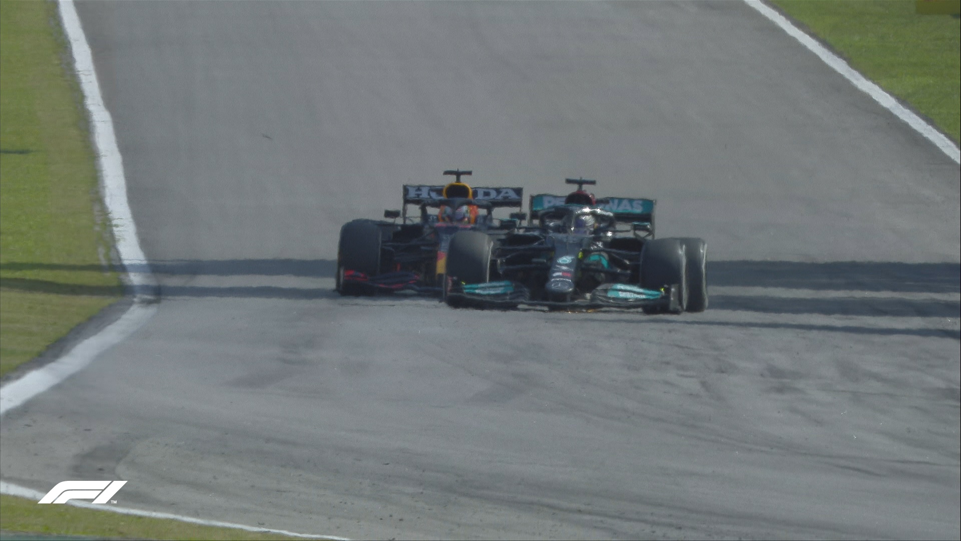 Lewis Hamilton wyprzedza Maxa Verstappena