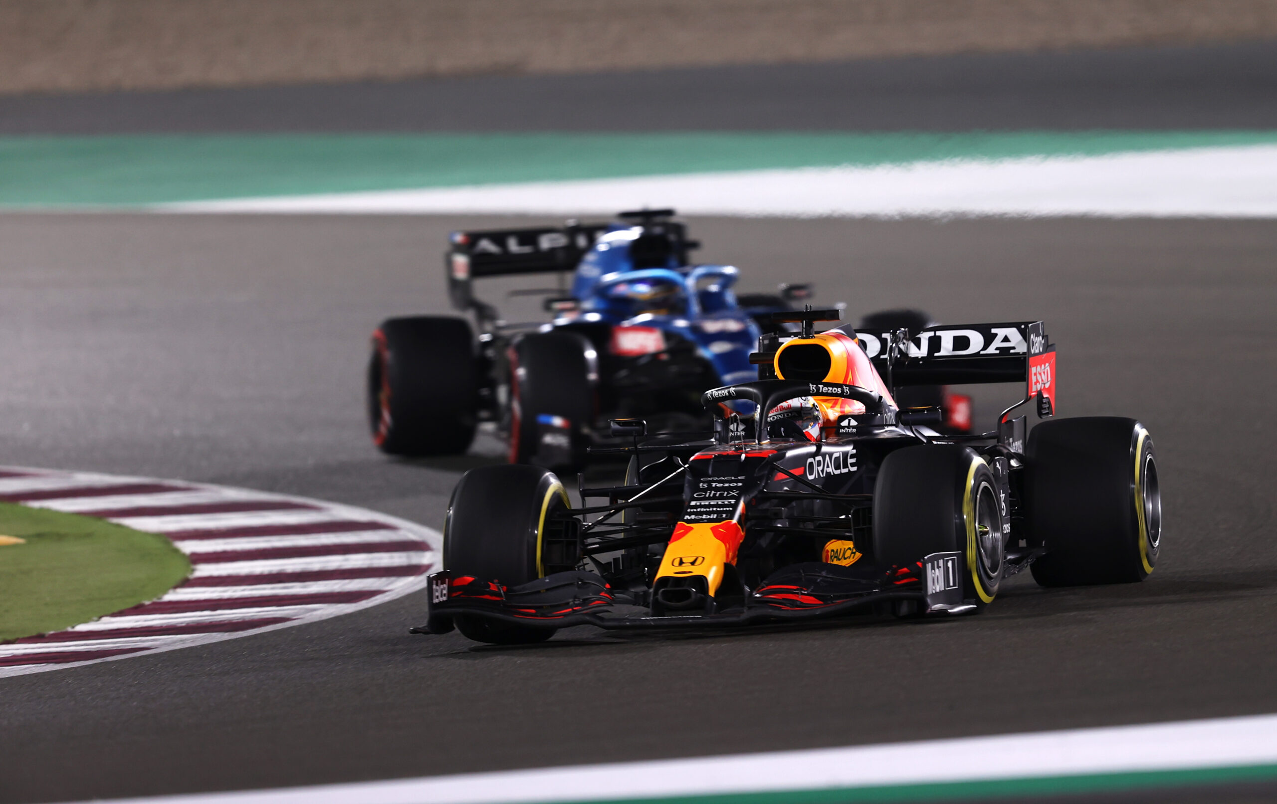Max Verstappen wyprzedza Fernando Alonso