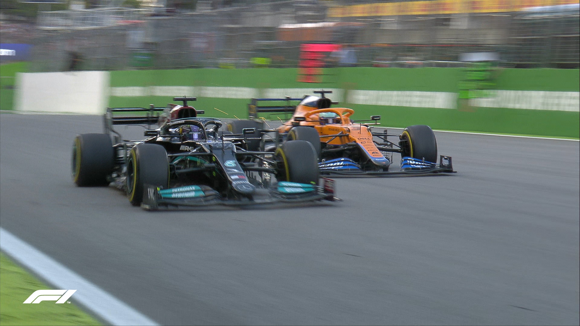 Lewis Hamilton wyprzedza Daniela Ricciardo