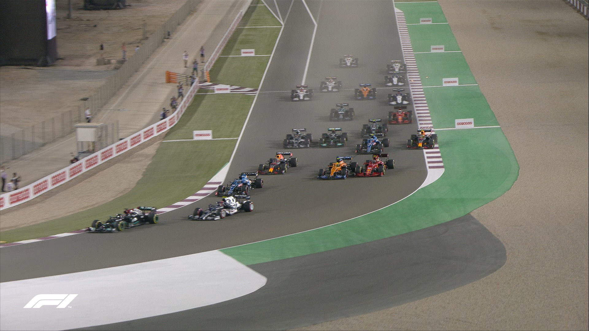 Lewis Hamilton utrzymuje prowadzenie na starcie GP Kataru