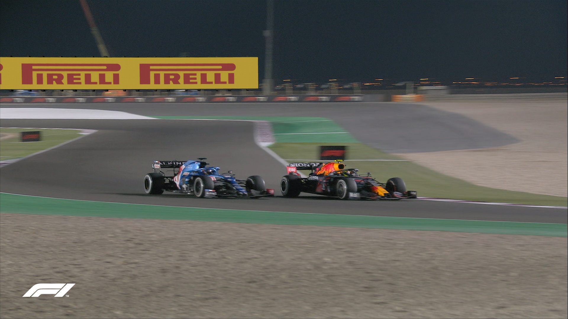 Sergio Perez walczy z Fernando Alonso