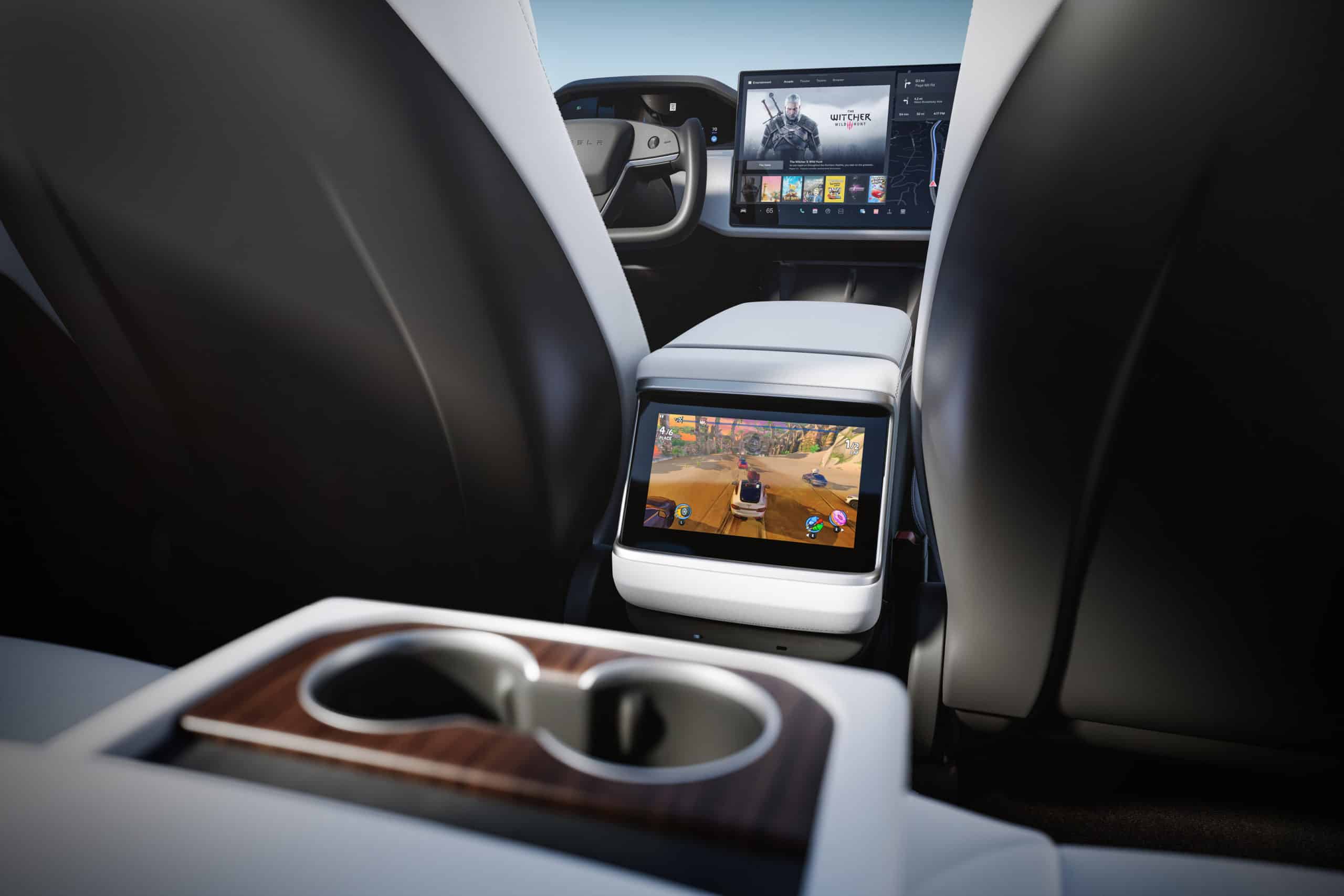 Tesla zmuszona do usunięcia opcji grania w gry podczas jazdy