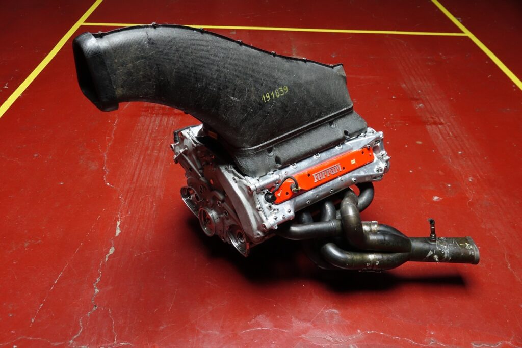 Silnik V10 Ferrari z bolidu F1 na sprzedaż – ktoś chętny na szalony swap?