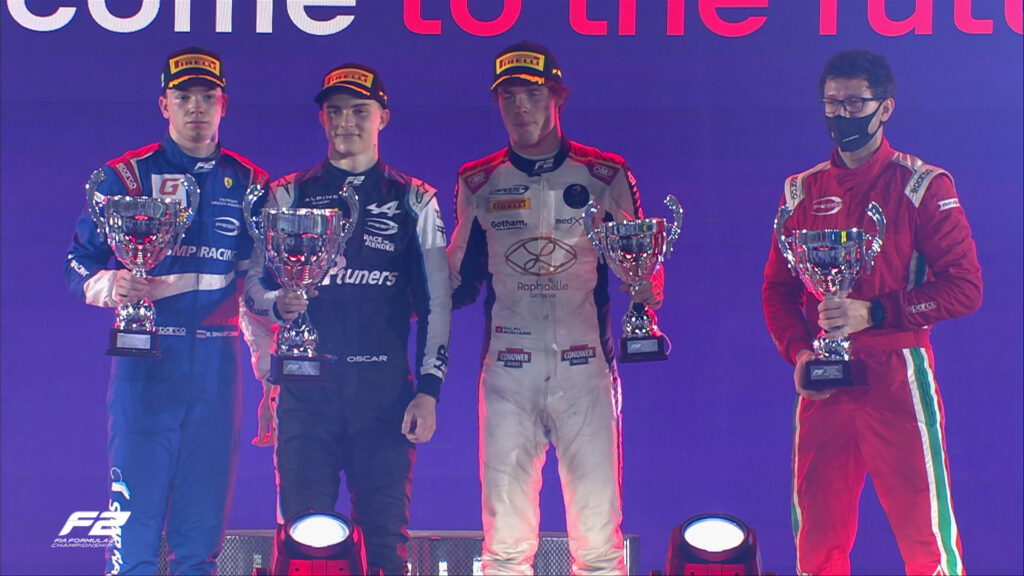 Oscar Piastri triumfuje w podwójnie skróconym wyścigu głównym w Arabii