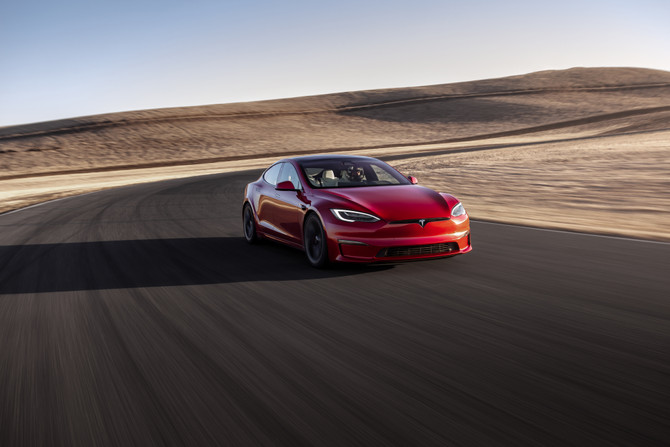 Tesla Model S Plaid w trybie Chill pokonuje 1/4 mili w czasie 15 sekund
