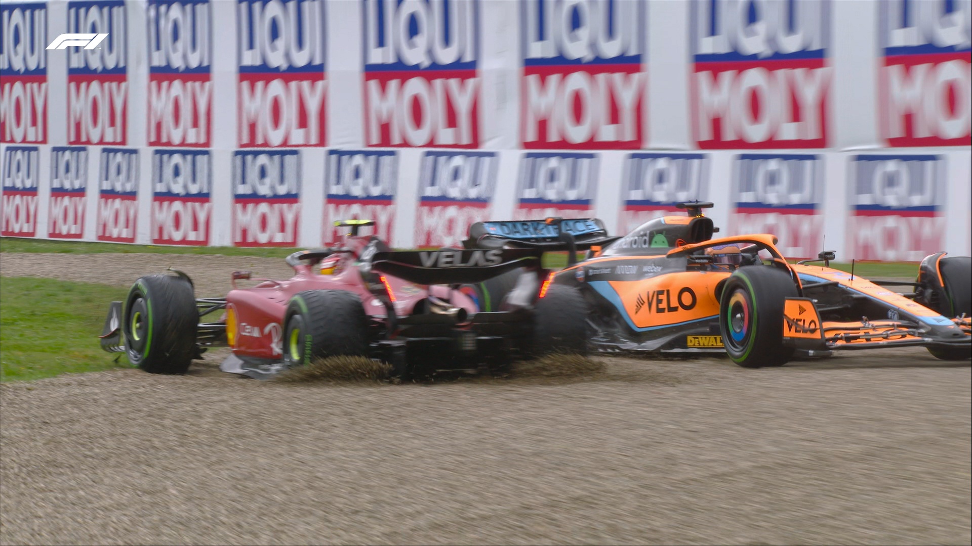Carlos Sainz ląduje w żwirze, Daniel Ricciardo jedzie dalej