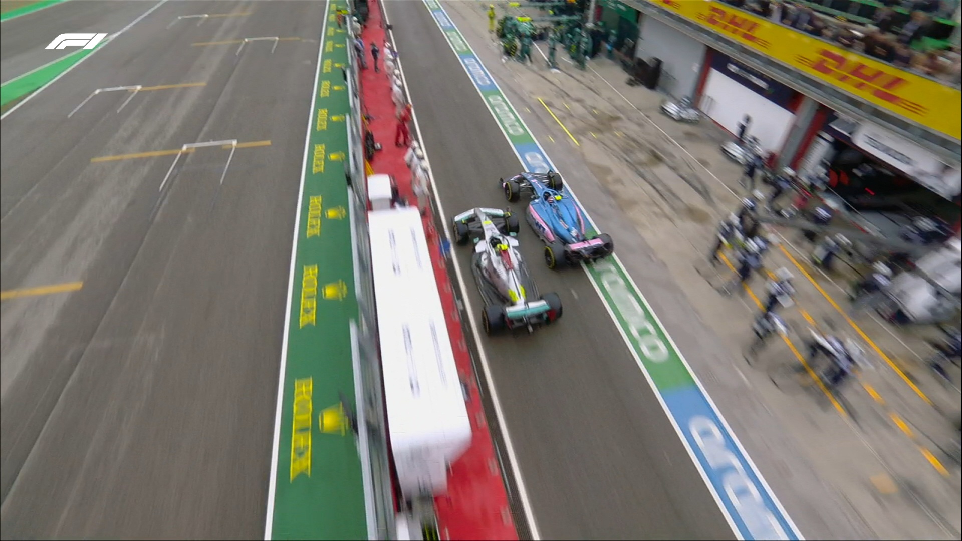 Lewis Hamilton i Esteban Ocon; Max Verstappen na czele

