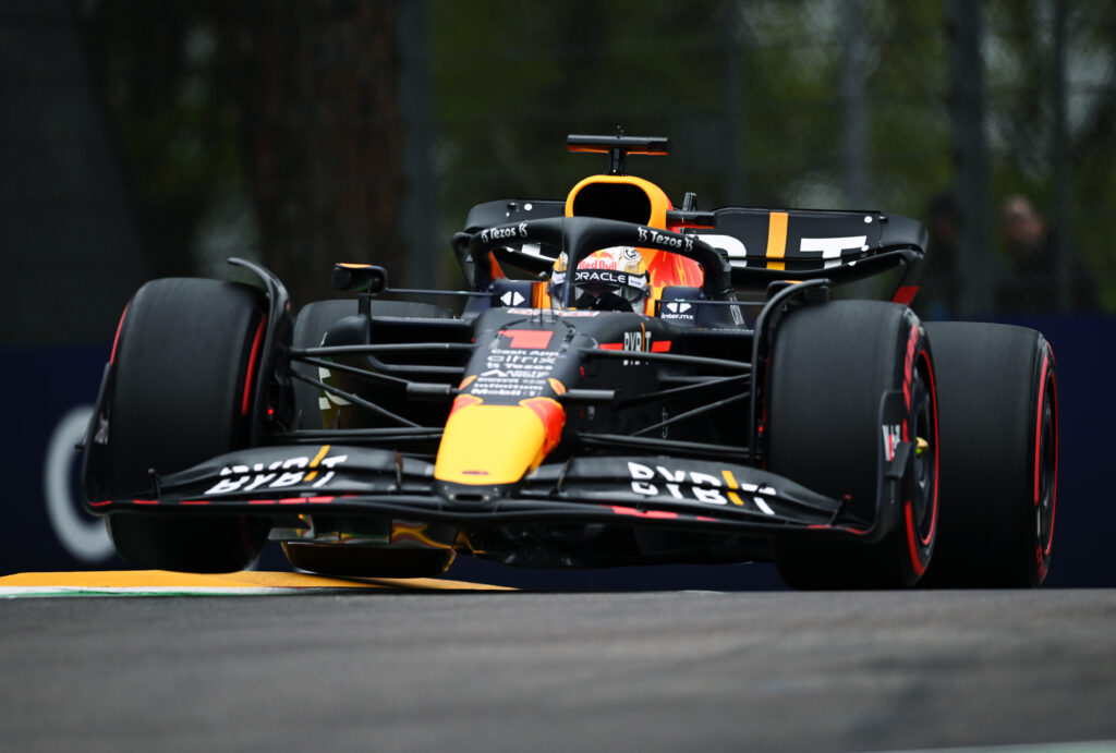 Chaos na Imoli! Max Verstappen z pierwszym Pole Position w sezonie