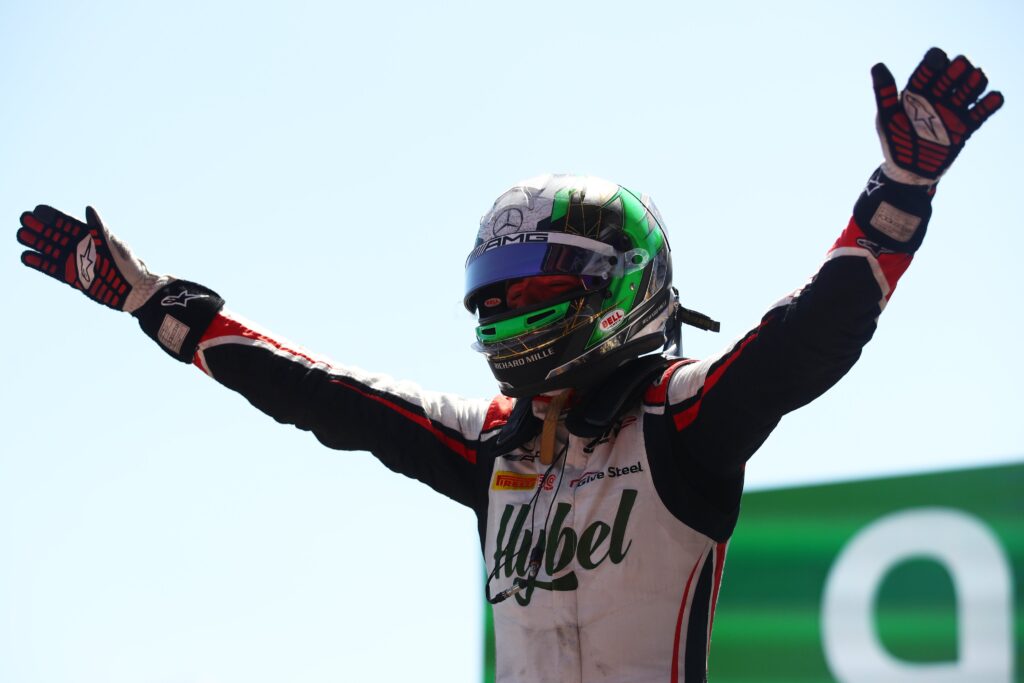 Frederik Vesti triumfuje w chaotycznym sprincie Formuły 2 w Baku