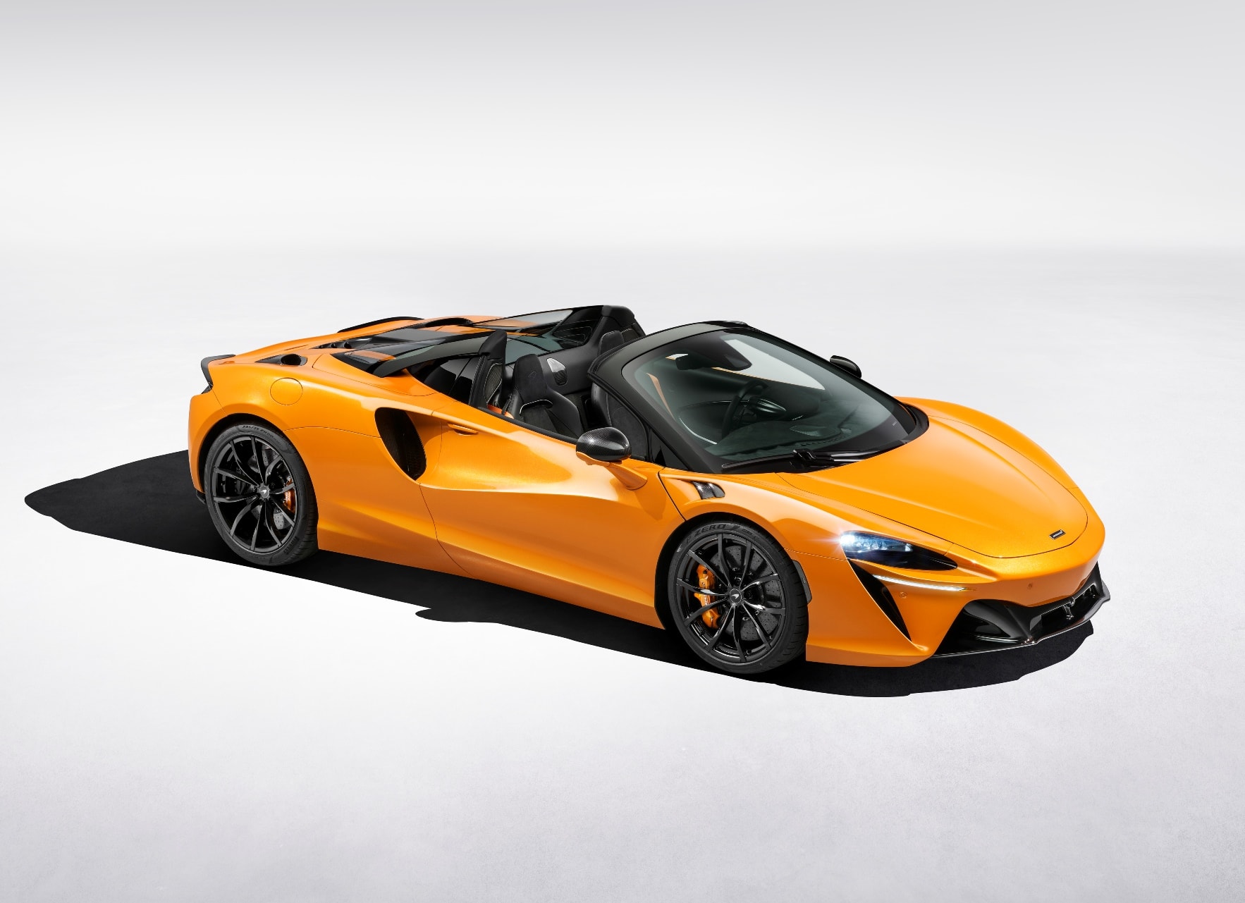 McLaren Artura Spider debiutuje – więcej mocy z otwartym dachem