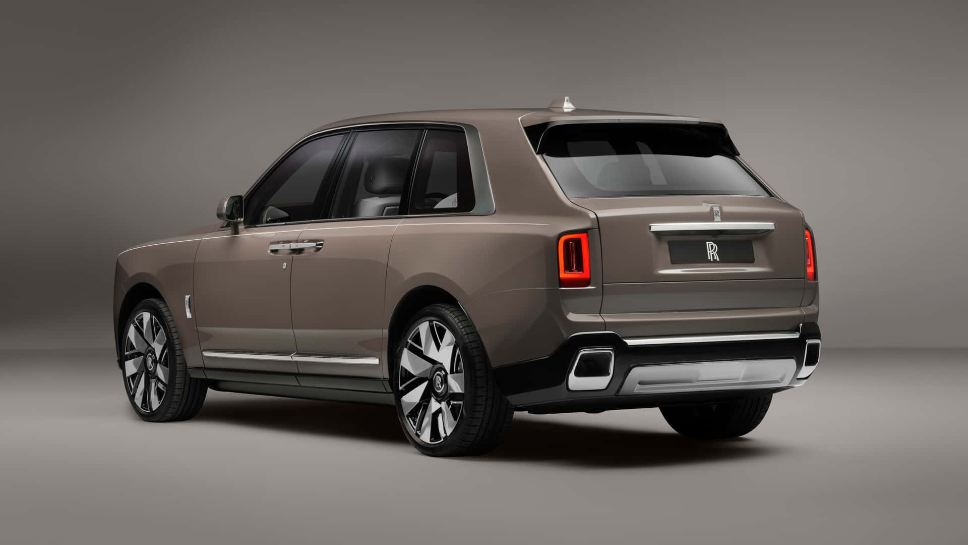 Rolls-Royce Cullinan po liftingu prezentuje się jeszcze bardziej luksusowo