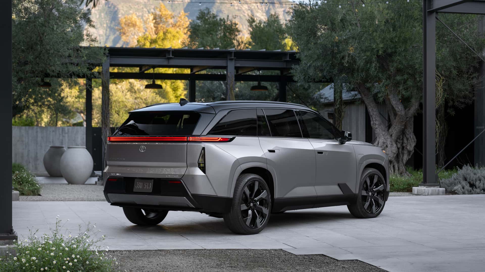 Nowa Toyota Highlander debiutuje – po raz pierwszy w pełni elektryczna