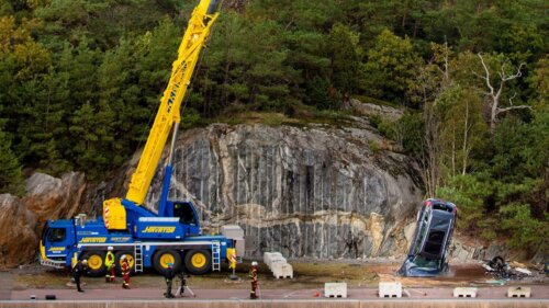volvo-drops-cars-from-crane