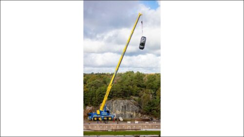 volvo-drops-cars-from-crane (6)
